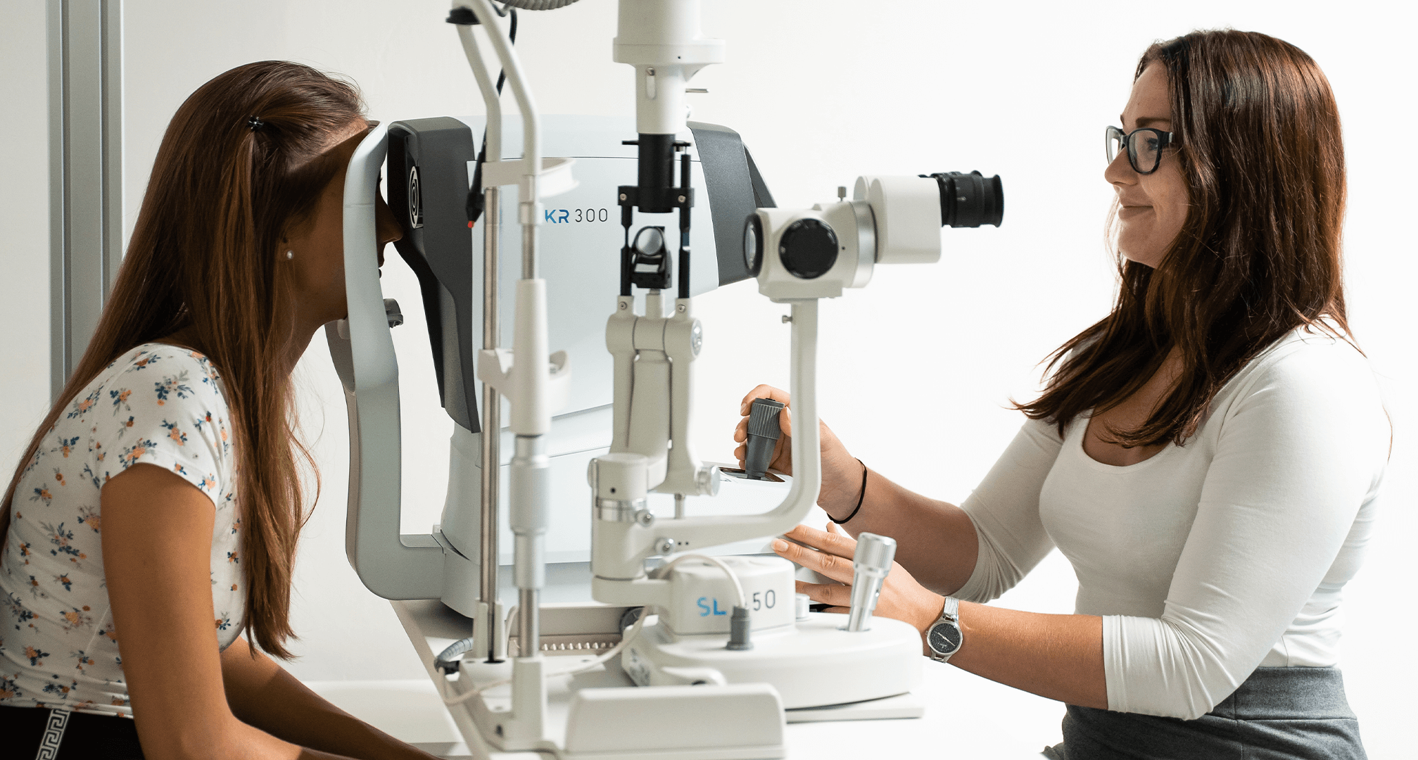 optometrista provádí oční vyšetření pacienta